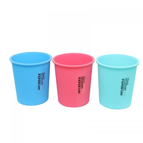 Plastic trash can